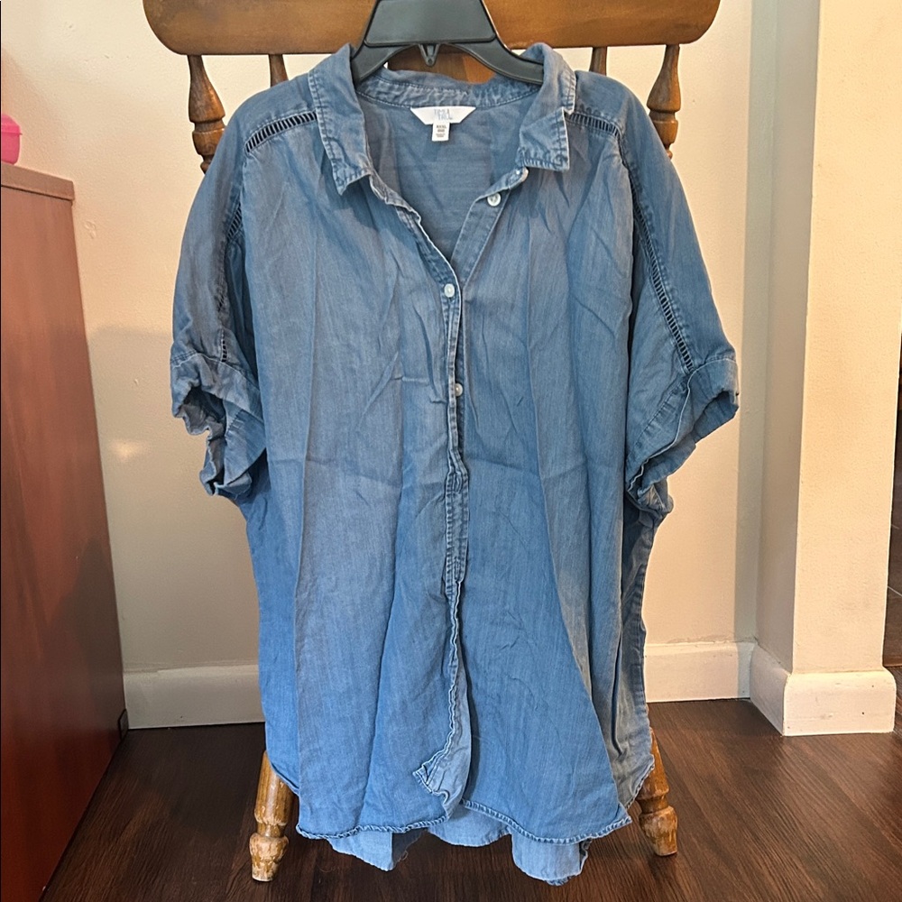 Time and Tru Light Blue Casual Button Down Shirt